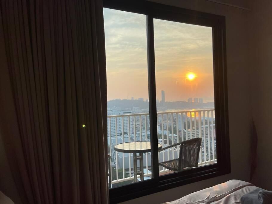 อพาร์ทเม้น Base Long Balcony King-bed With Infinity Pool