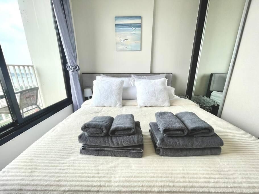 อพาร์ทเม้น The Base Long Balcony King-bed With Infinity Pool & Free Netflix Pattaya