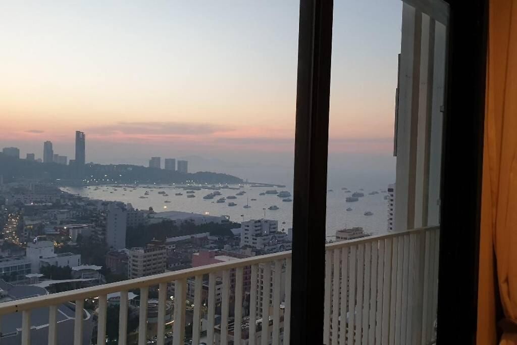 อพาร์ทเม้น The Base Long Balcony King-bed With Infinity Pool & Free Netflix Pattaya