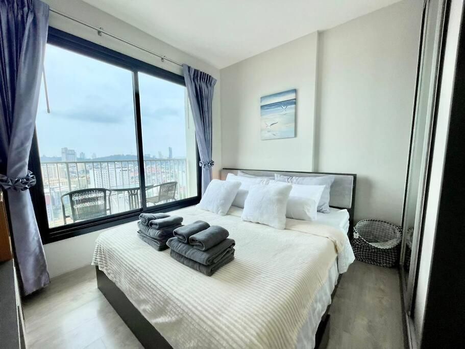 The Base Long Balcony King-bed With Infinity Pool & Free Netflix * Pattaya
