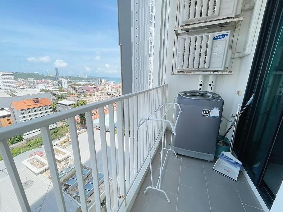 อพาร์ทเม้น Base Long Balcony King-bed With Infinity Pool