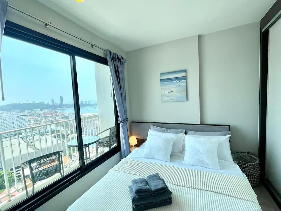 The Base Long Balcony King-bed With Infinity Pool & Free Netflix อพาร์ทเม้น