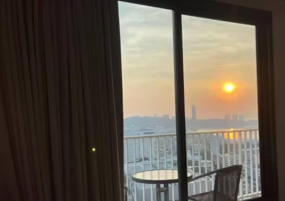 The Base Long Balcony King-bed With Infinity Pool & Free Netflix * Pattaya