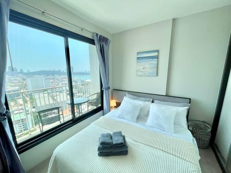 อพาร์ทเม้น The Base Long Balcony King-bed With Infinity Pool & Free Netflix *