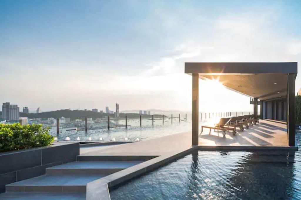 อพาร์ทเม้น The Base Quiet King-bed With Infinity Pool & Free Netflix