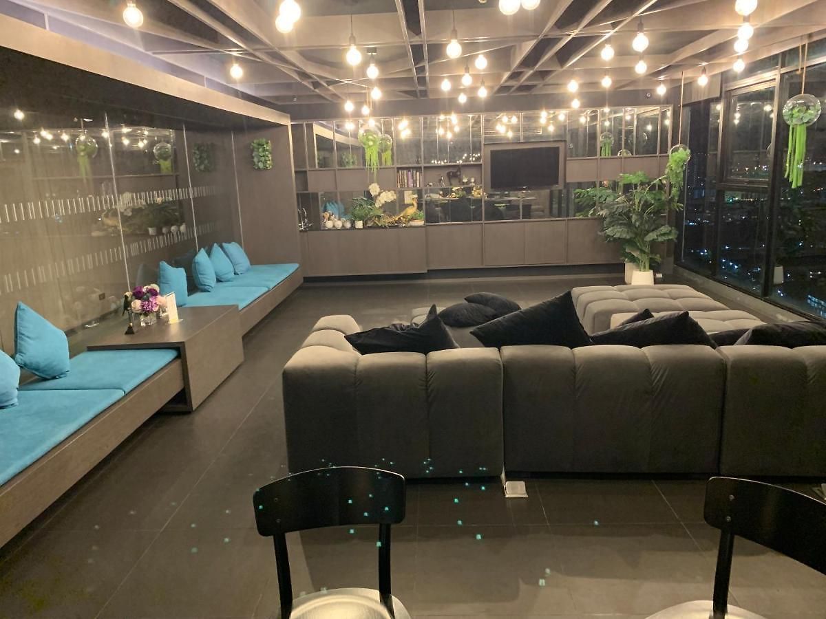 Base Aparthotel *