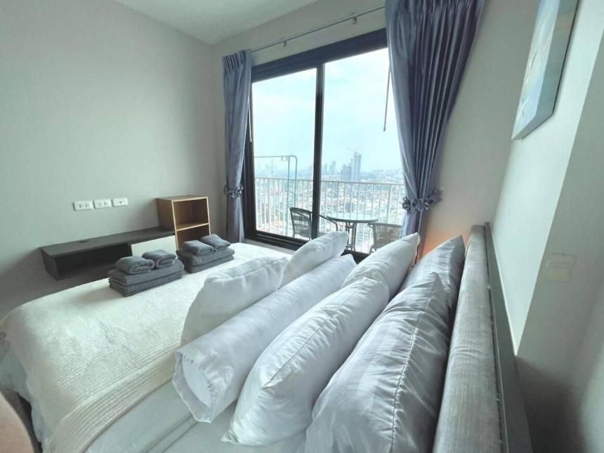 The Base Long Balcony King-bed With Infinity Pool & Free Netflix Apartment *