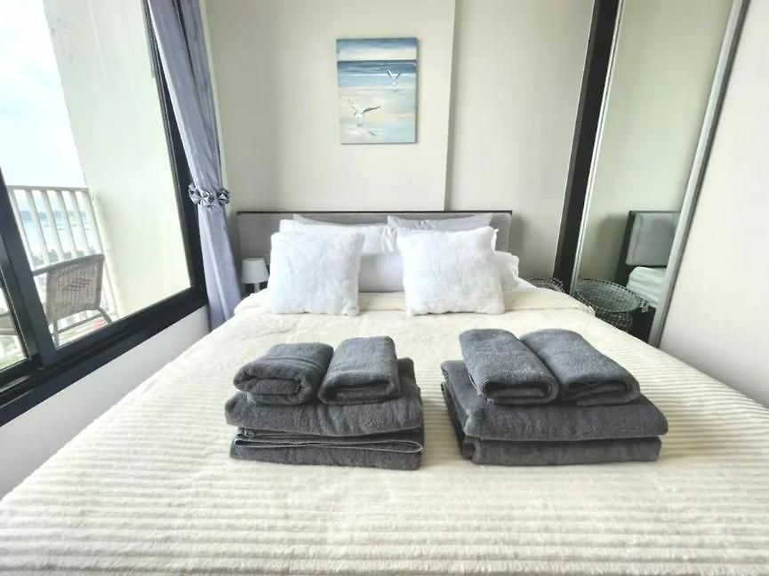 Apartment The Base Long Balcony King-bed With Infinity Pool & Free Netflix