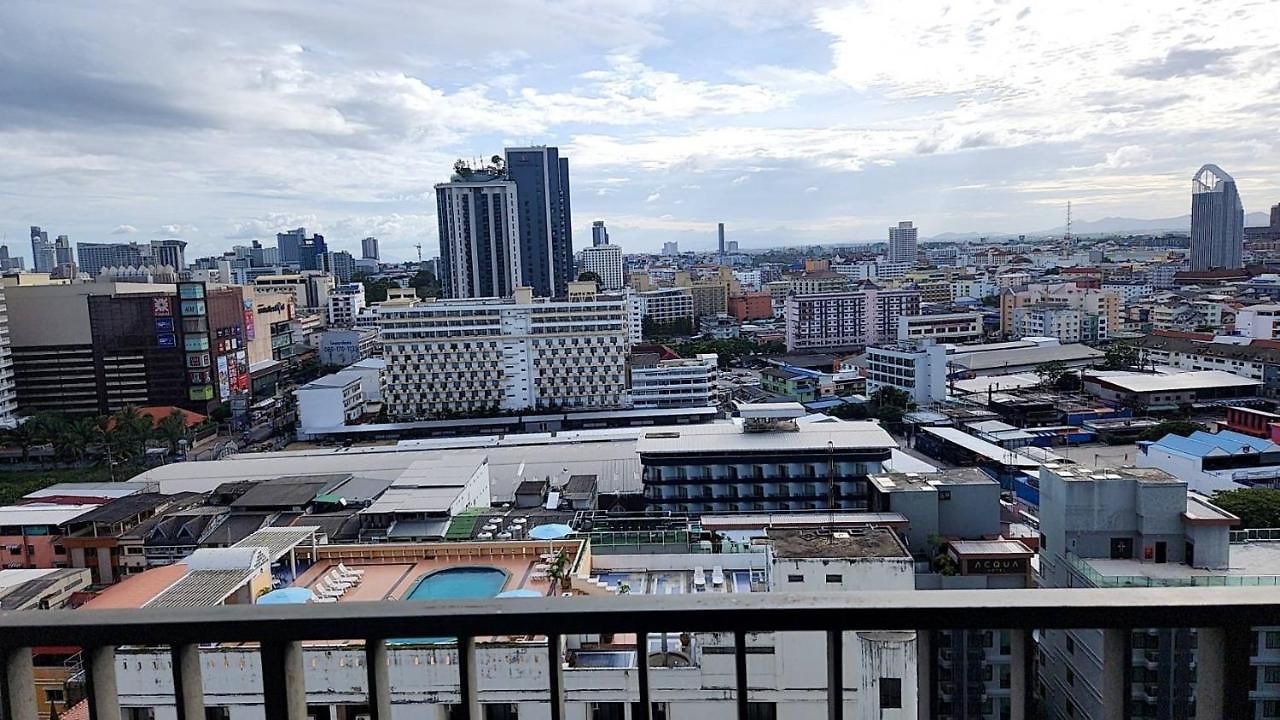 Aparthotel Base *