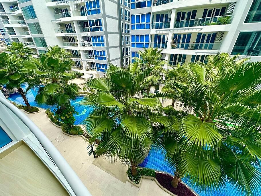 Large Luxury - Centre - Grand Avenue Residences, Pool View - 413 *