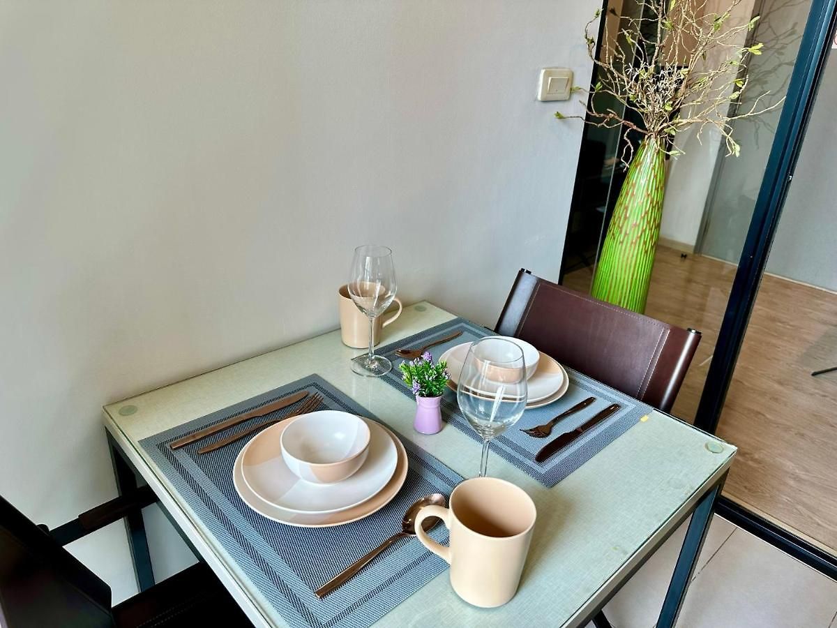 Location With Swimming Pool, Gym, Sauna, Washing Mashine, Fast Internet In Of อพาร์ทเม้น Pattaya