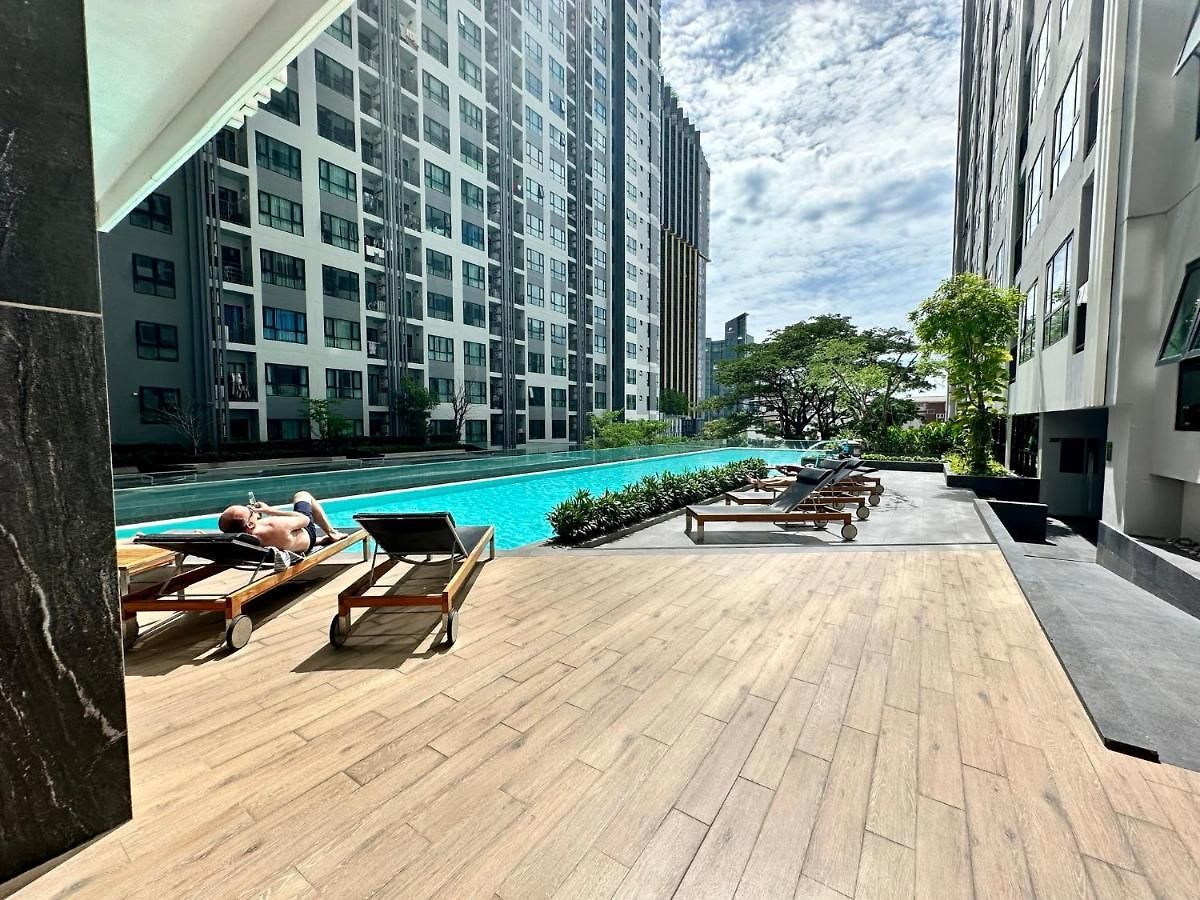 Location With Swimming Pool, Gym, Sauna, Washing Mashine, Fast Internet In Of อพาร์ทเม้น