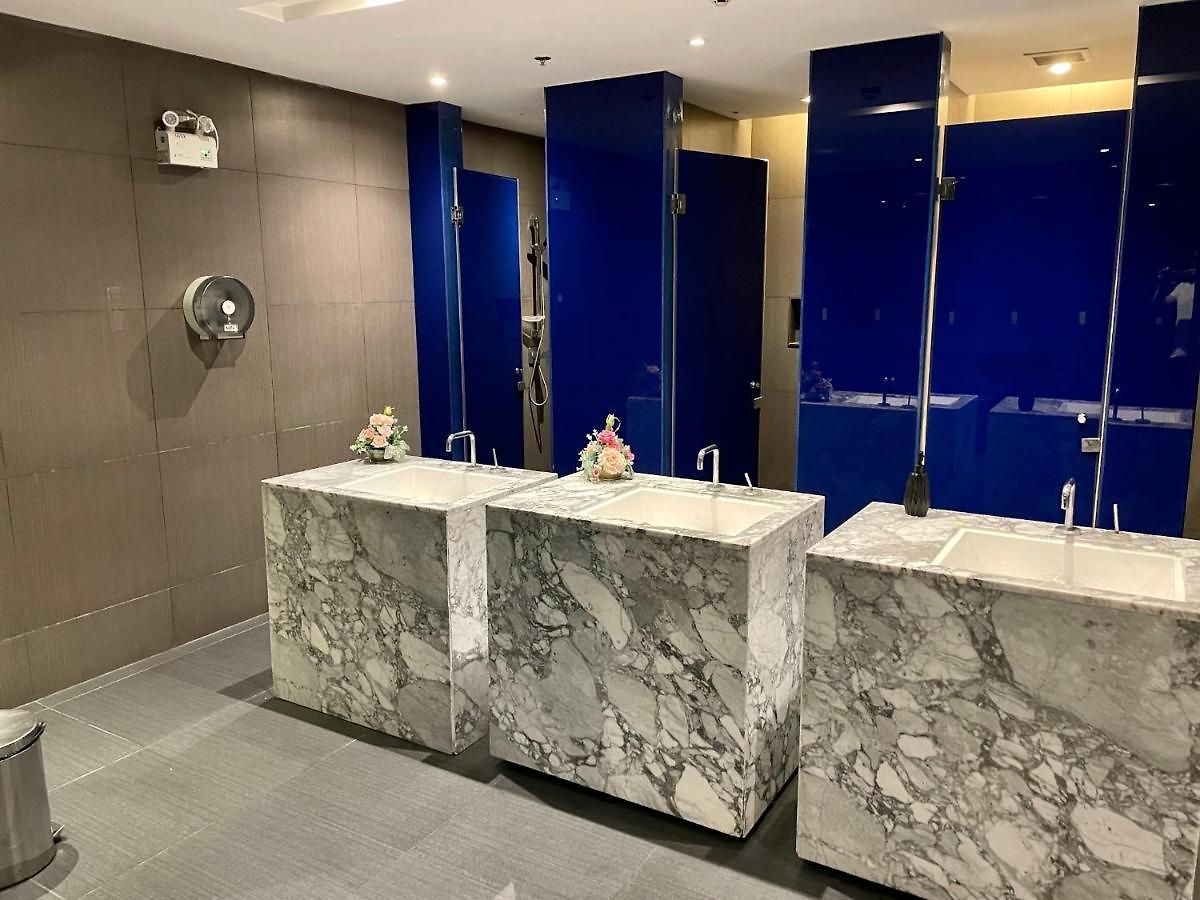 Location With Swimming Pool, Gym, Sauna, Washing Mashine, Fast Internet In Of อพาร์ทเม้น