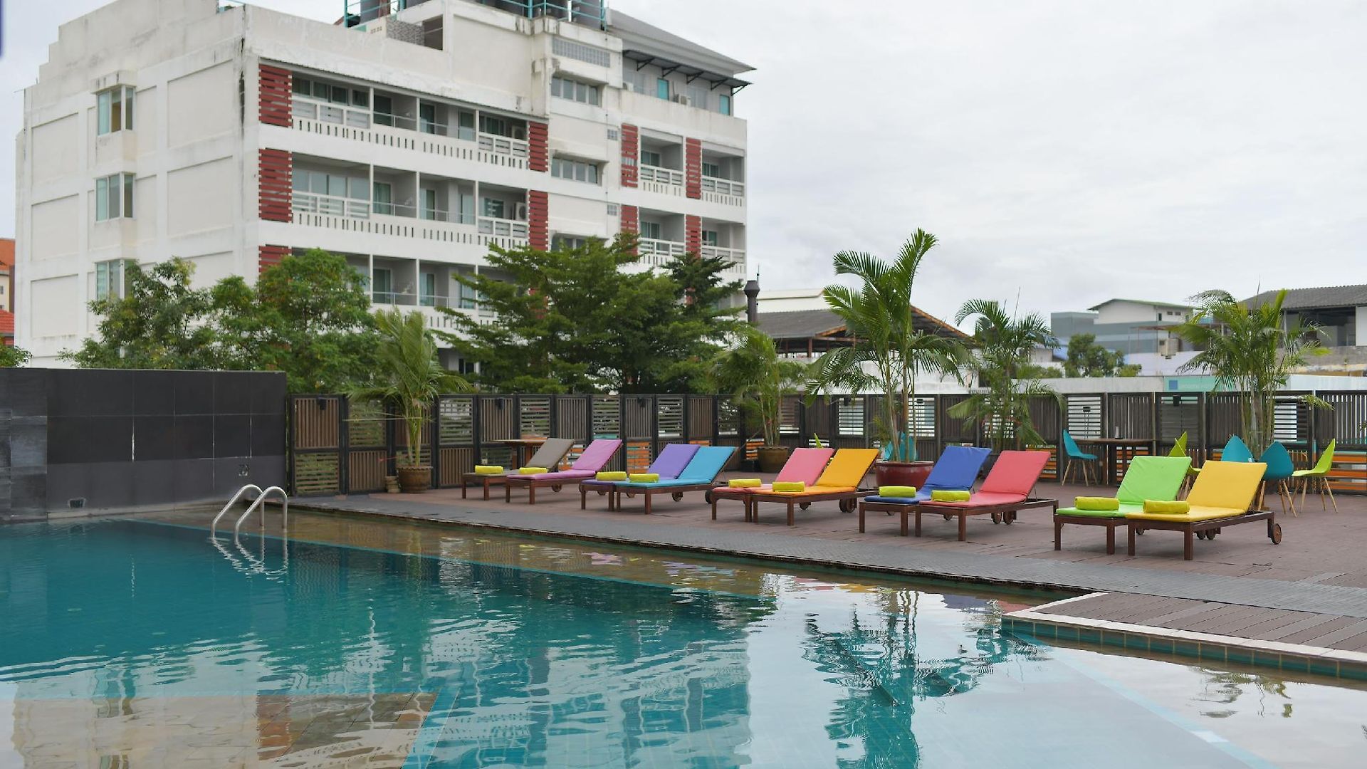 โรงแรม The Seasons 3*