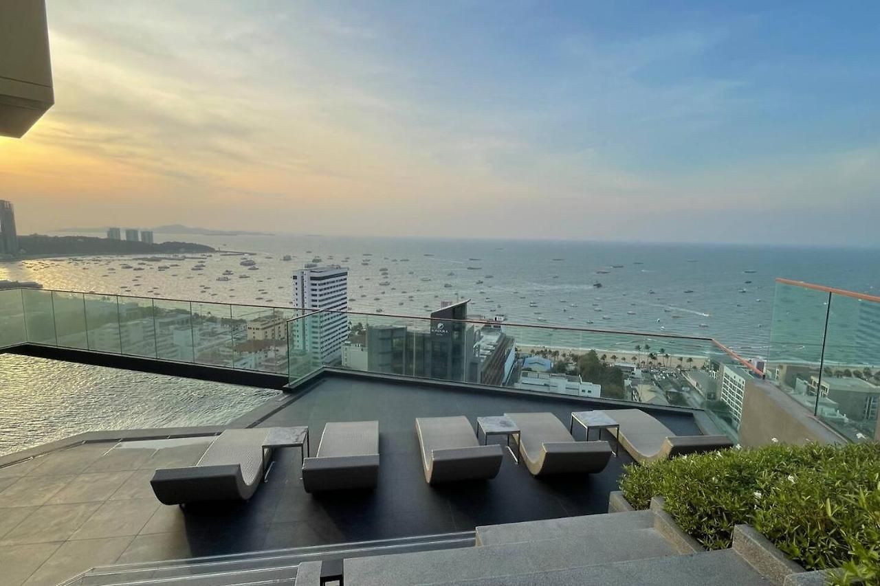 Edge Seaside Luxury Stylish Steps Away From อพาร์ทเม้น Pattaya