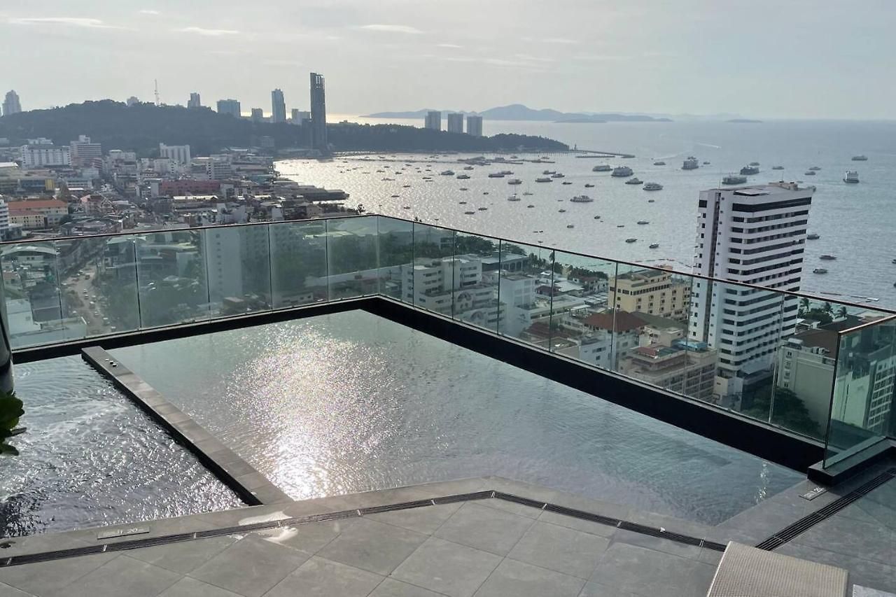 Edge Seaside Luxury Stylish Steps Away From อพาร์ทเม้น Pattaya