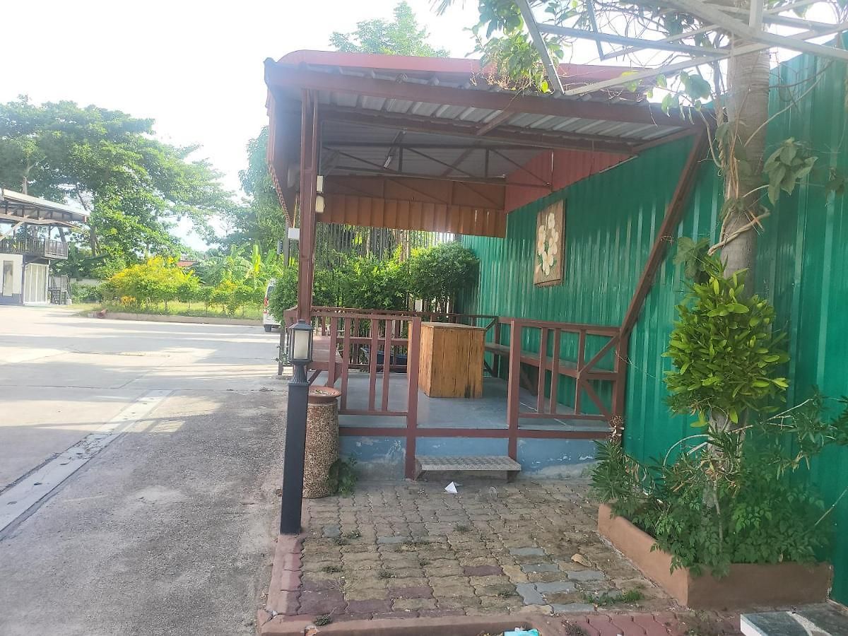 โรงแรม Ekaluk Place 4*