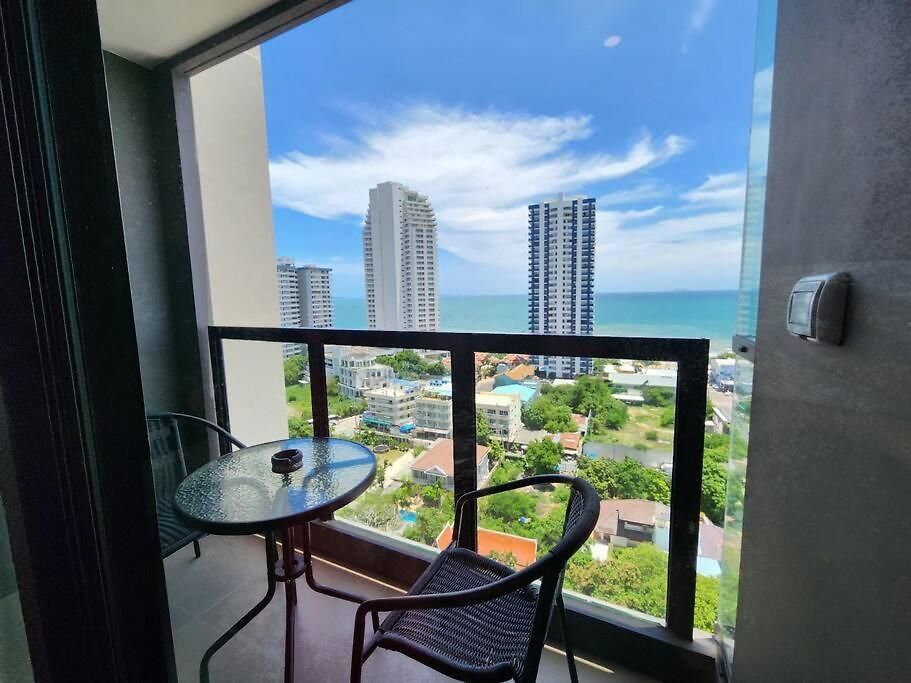 อพาร์ทเม้น Luxury With Sea View. *