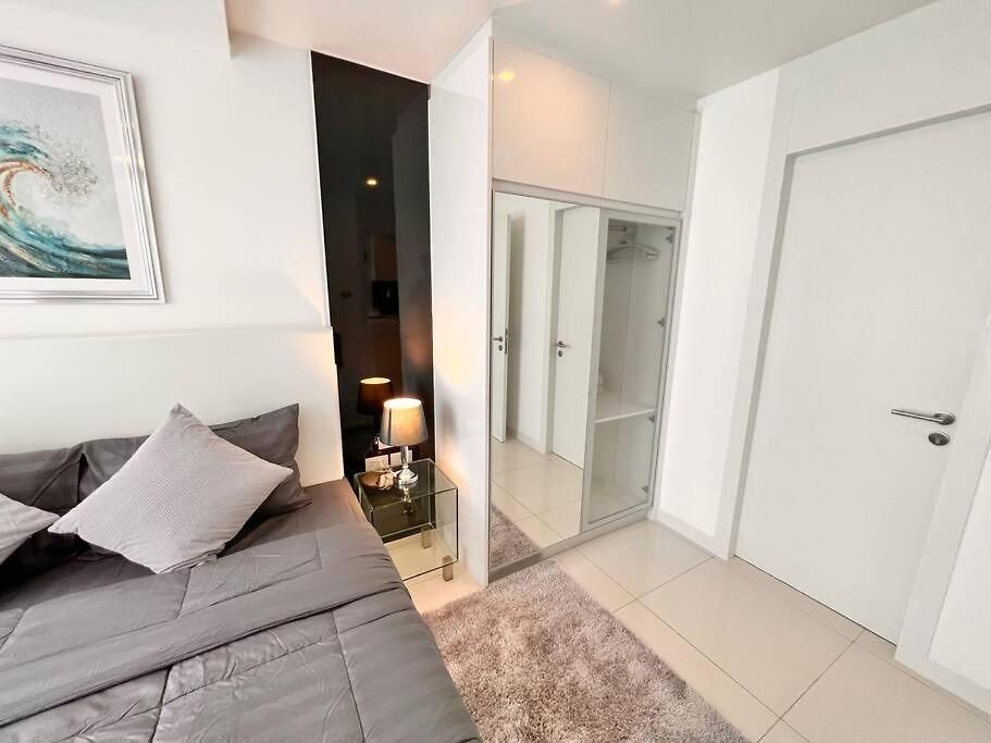 At 1 Bed In Ccr Apartment *