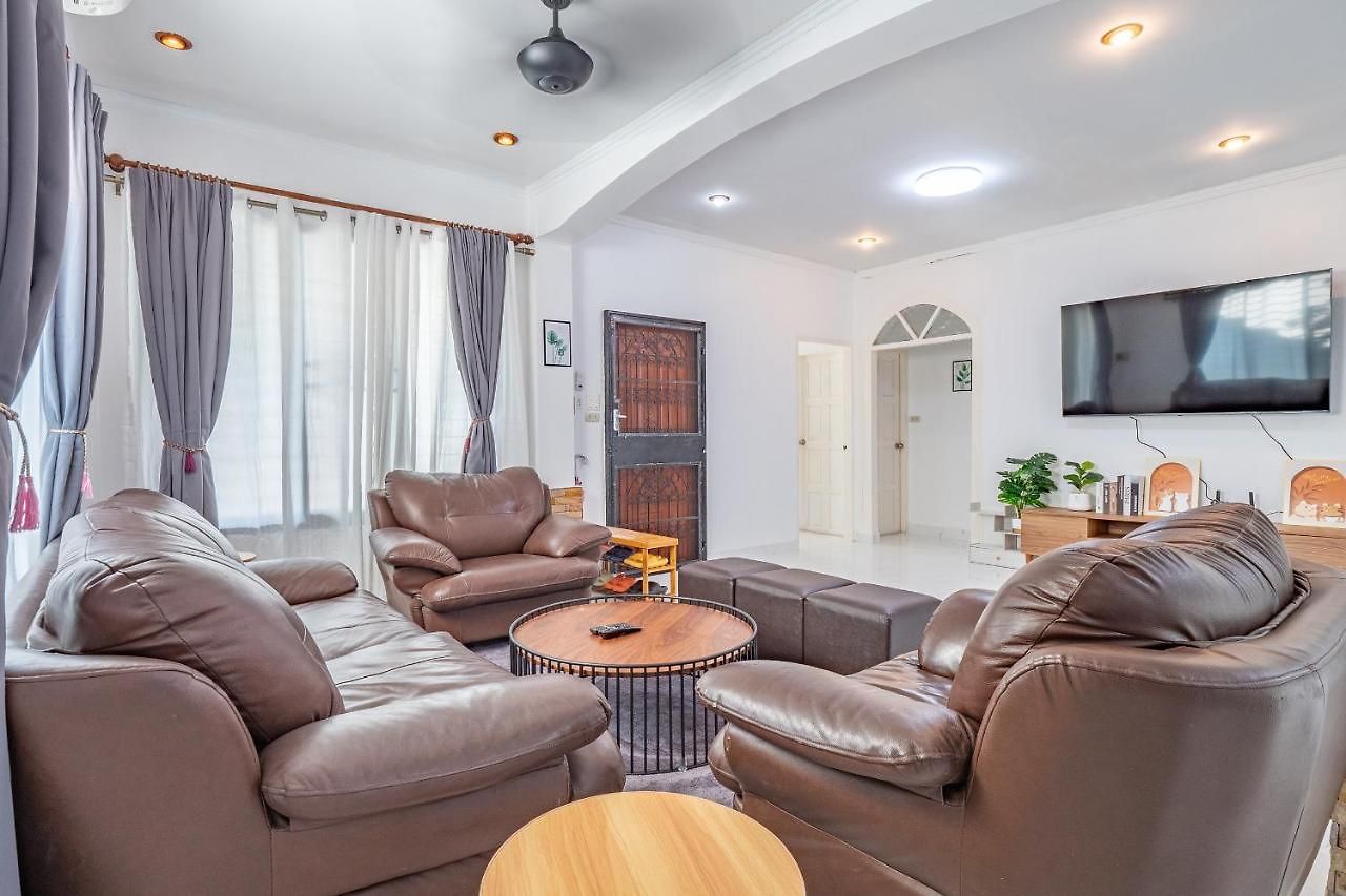 Deluxe 3 Bedrooms With Fancy Pool In Downtown * Pattaya