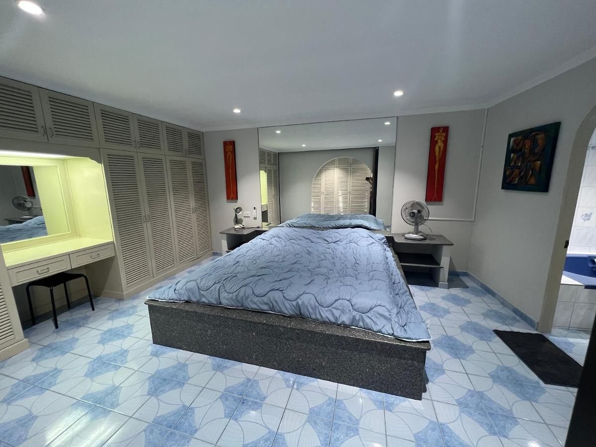 โรงแรม Pattaya Beach Condo *
