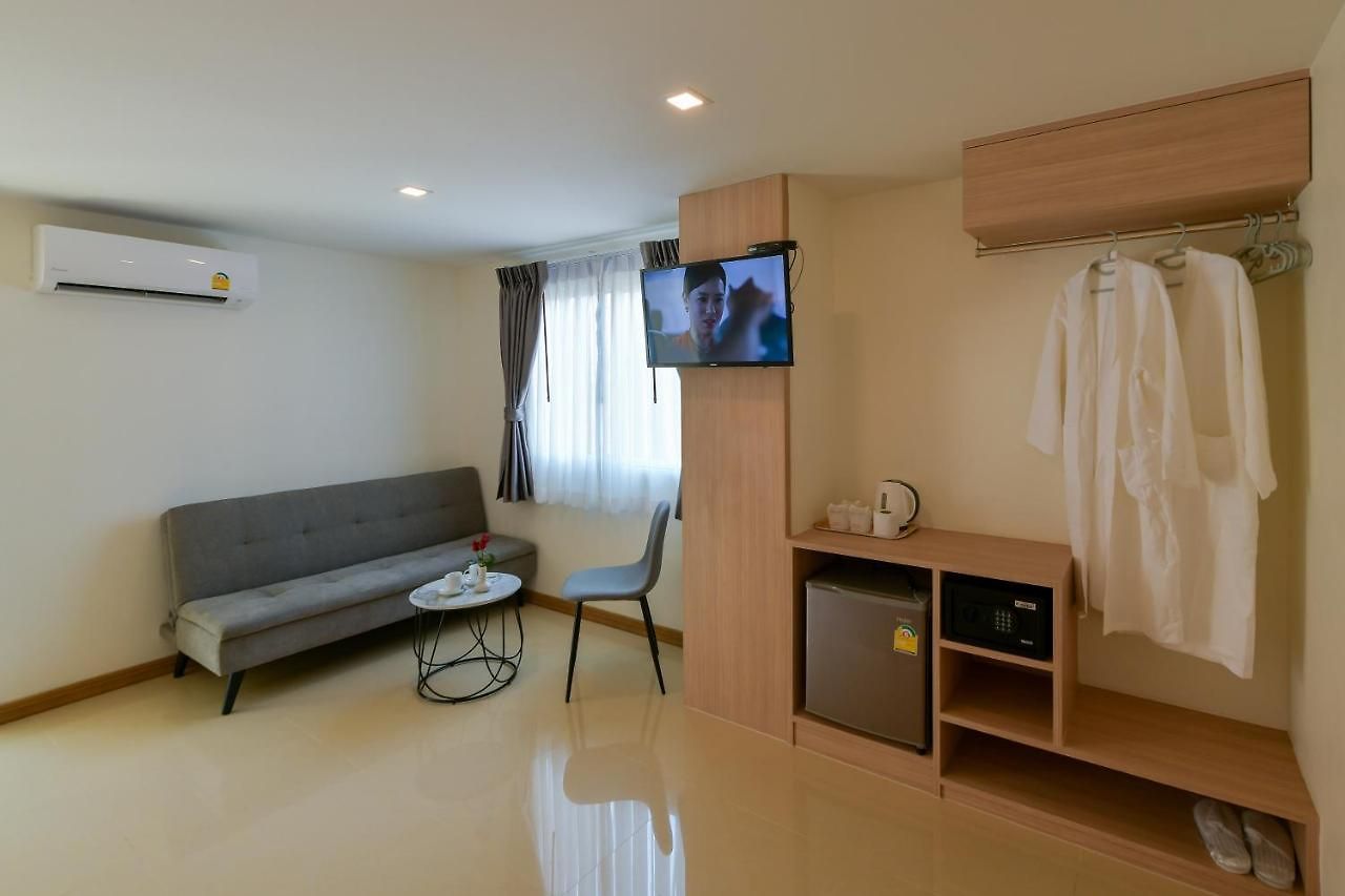 Iris Palace โรงแรม