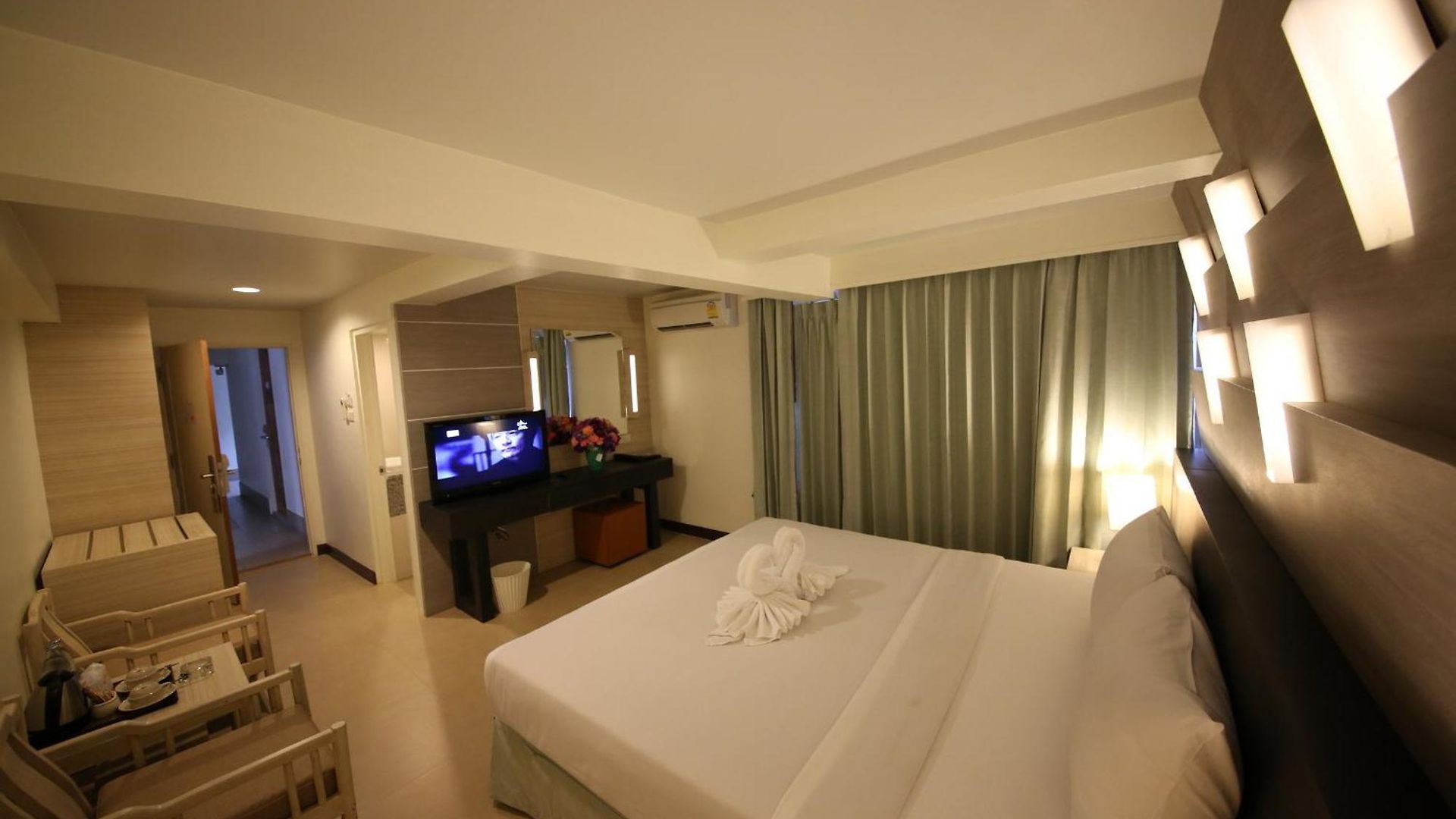 โรงแรม Sunshine & Residences
