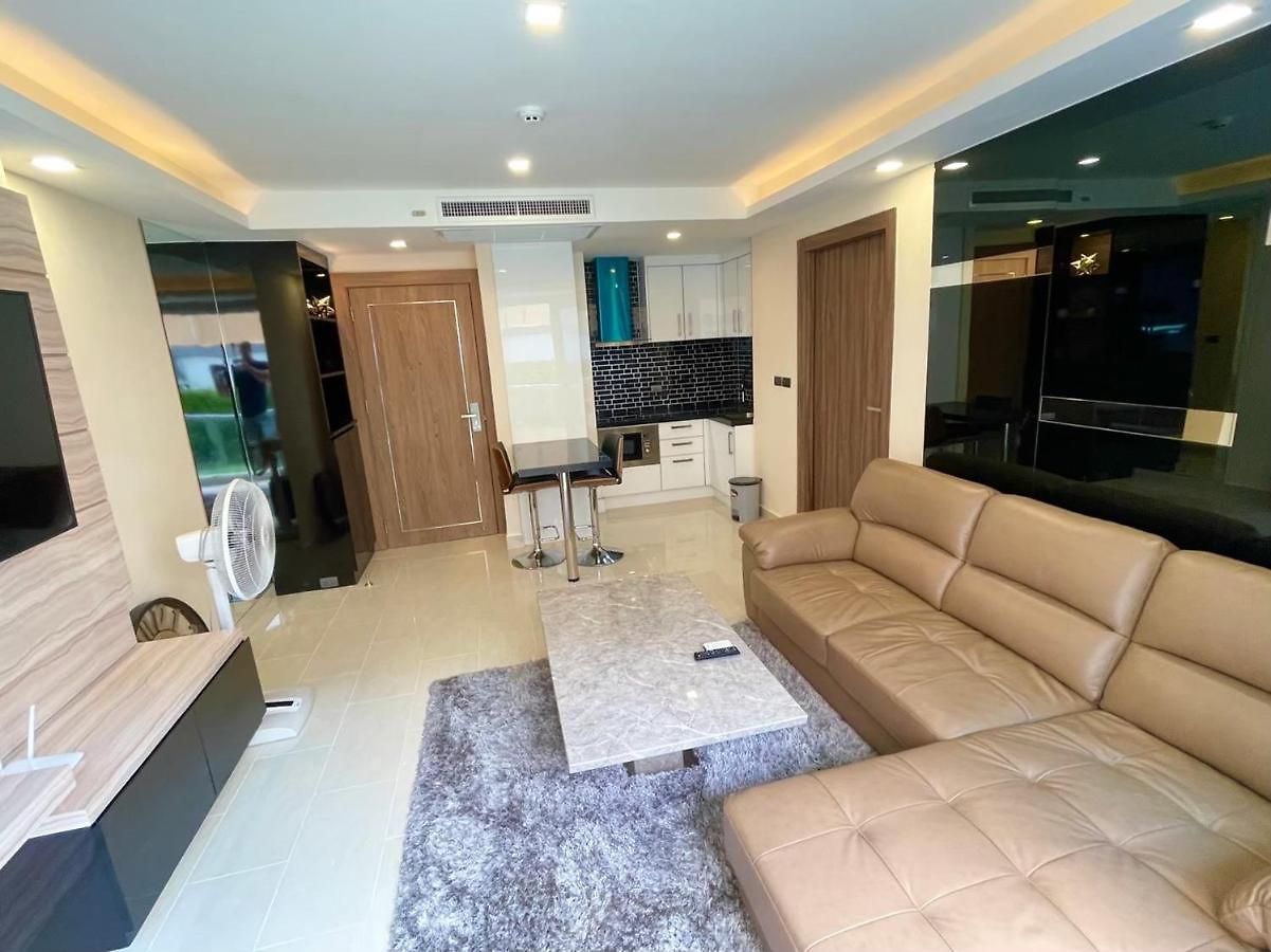 Large Ground Floor Condo, Grand Avenue, อพาร์ทเม้น