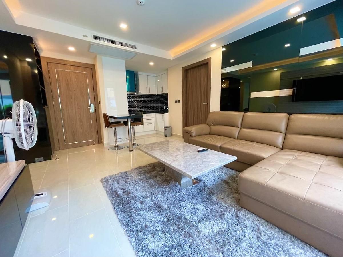 อพาร์ทเม้น Large Ground Floor Condo, Grand Avenue, Pattaya
