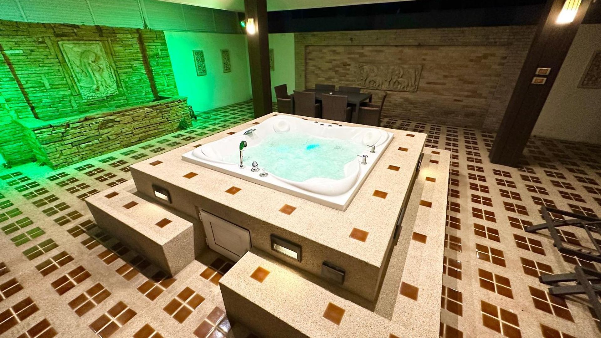 Private Pool & Jacuzzi Villa, Phratumnak, - 600m From The Beach, 711 Nearby