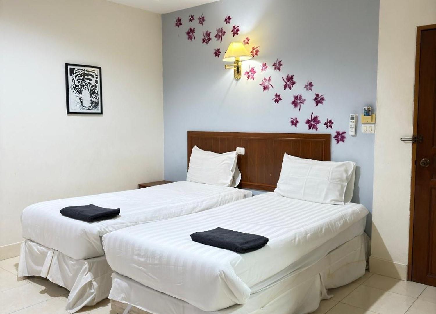 โรงแรม Sun &