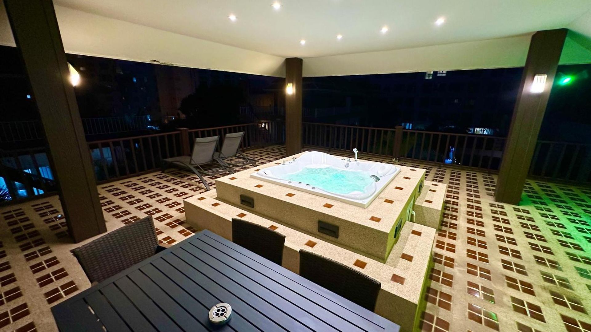 Private Pool & Jacuzzi Villa, Phratumnak, - 600m From The Beach, 711 Nearby วิลล่า *