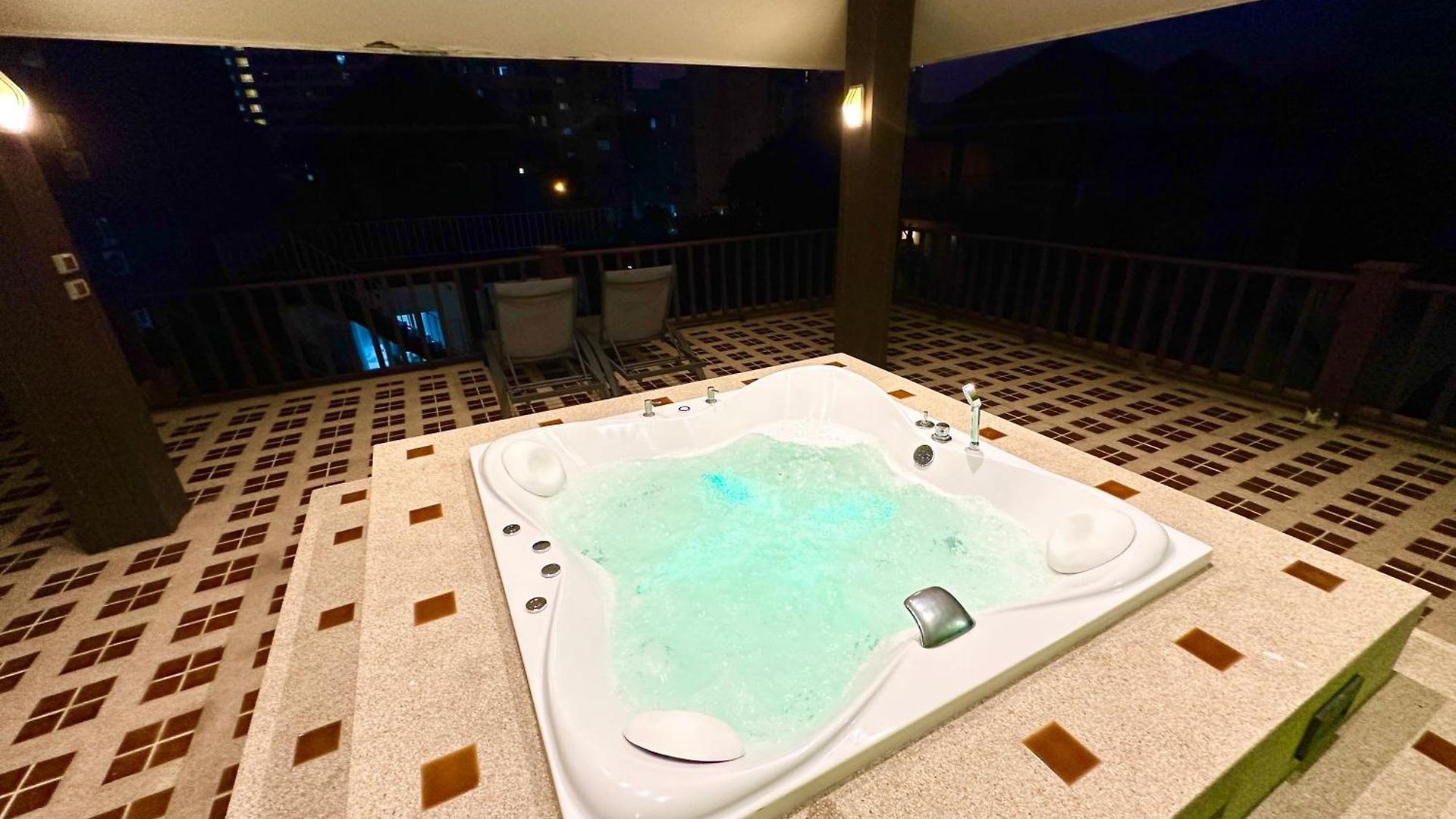 Private Pool & Jacuzzi Villa, Phratumnak, - 600m From The Beach, 711 Nearby วิลล่า