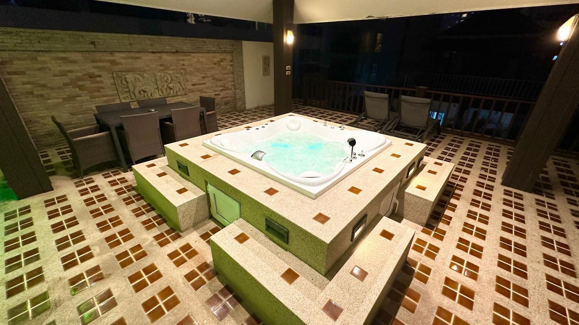 Private Pool & Jacuzzi Villa, Phratumnak, - 600m From The Beach, 711 Nearby *
