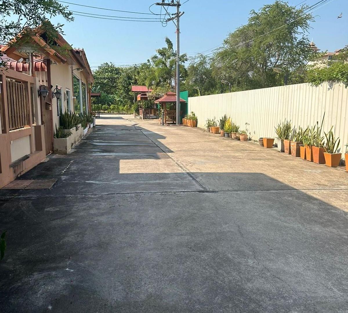 Ekaluk Place โรงแรม