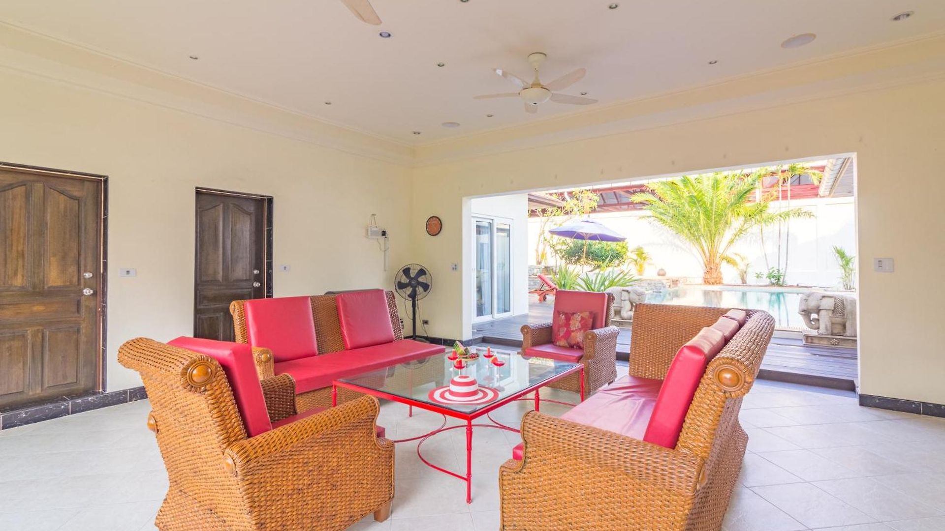 Seaside 3 Pools, 2 Mins Walk To * Pattaya