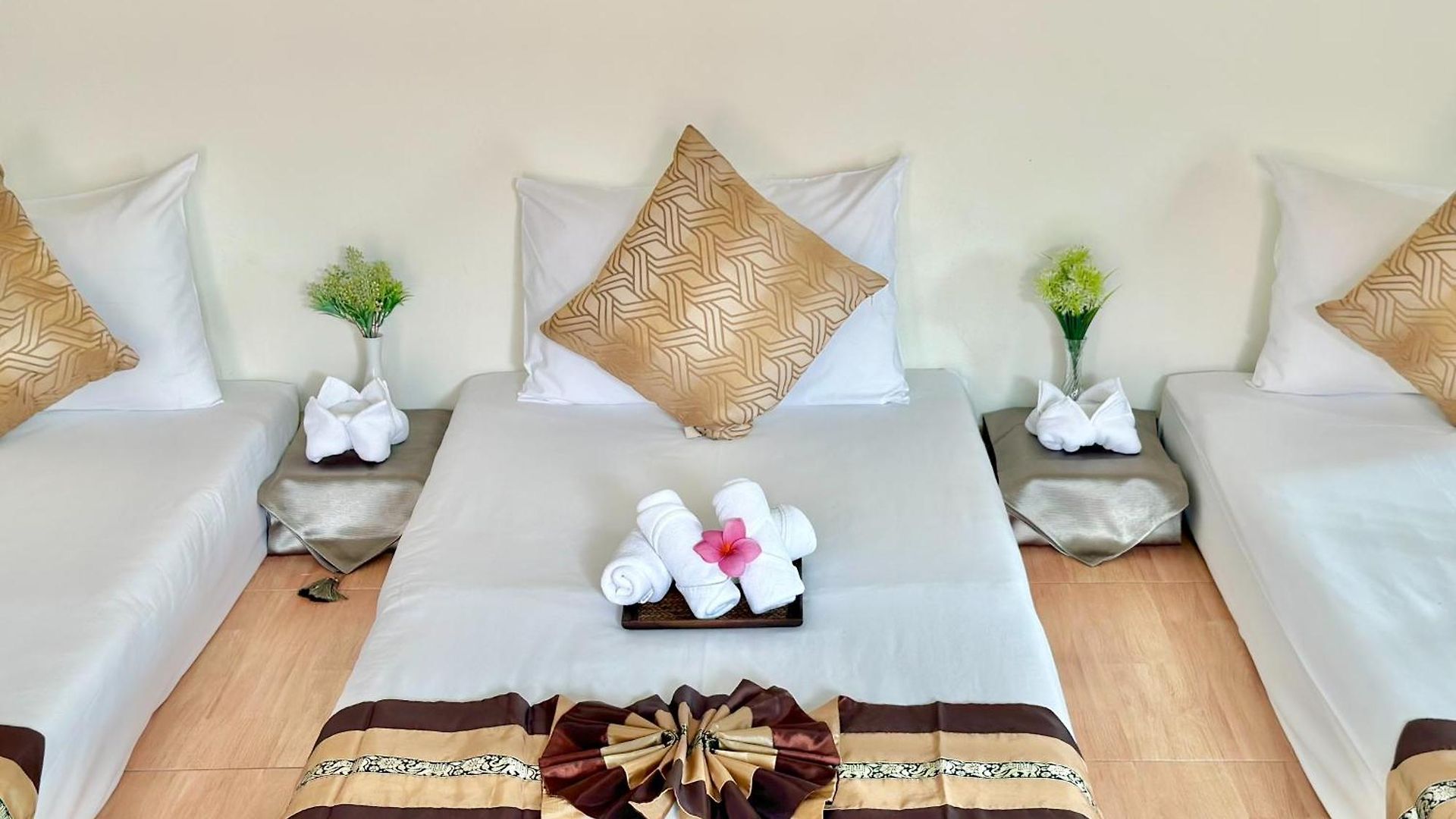 Iris Palace โรงแรม