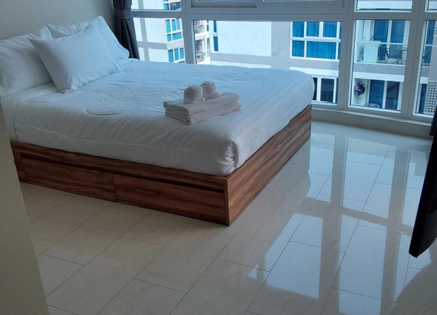 อพาร์ทเม้น Grand Avenue, 2 Bed-/ 2 Bathroom, 70 Sqm, Pool View *