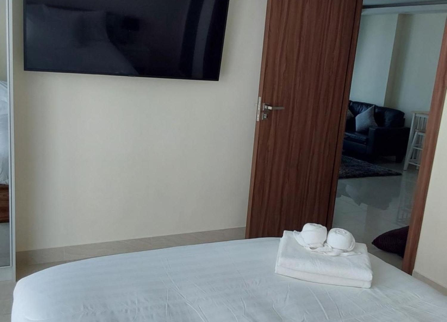 อพาร์ทเม้น Grand Avenue, 2 Bed-/ 2 Bathroom, 70 Sqm, Pool View