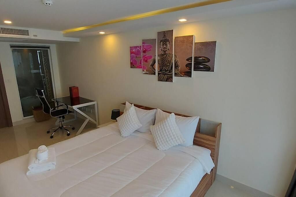 Grand Avenue, Luxury Suite, 72sqm Pool View With Lounge Area อพาร์ทเม้น Pattaya