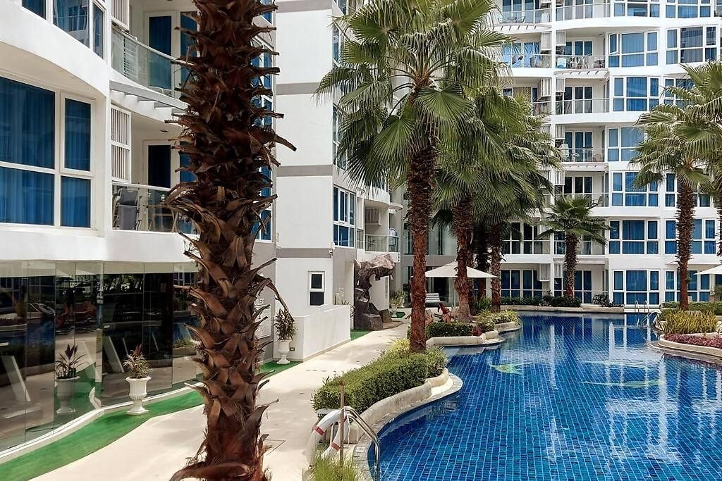 อพาร์ทเม้น Grand Avenue, Luxury Suite, 72sqm Pool View With Lounge Area Pattaya