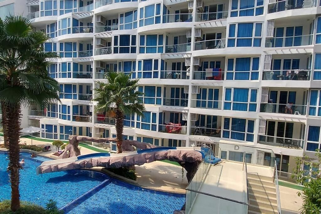 อพาร์ทเม้น Grand Avenue, Luxury Suite, 72sqm Pool View With Lounge Area *