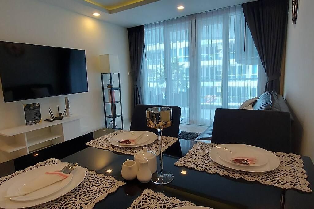 อพาร์ทเม้น Grand Avenue, Luxury Suite, 72sqm Pool View With Lounge Area