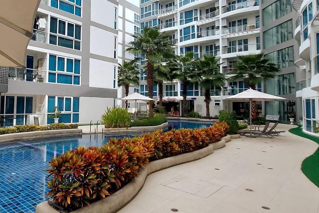 Grand Avenue, Luxury Suite, 72sqm Pool View With Lounge Area Pattaya