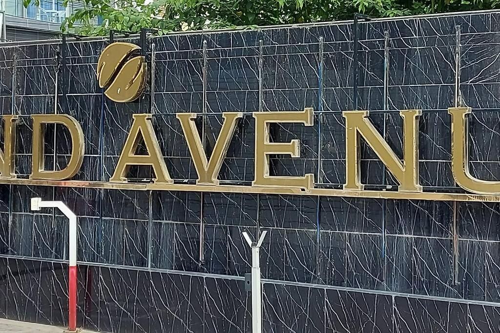 Grand Avenue, Luxury Suite, 72sqm Pool View With Lounge Area