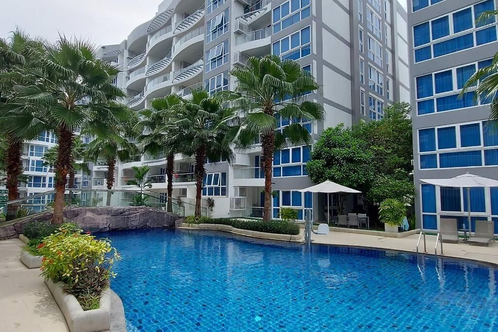 Grand Avenue, Luxury Suite, 72sqm Pool View With Lounge Area อพาร์ทเม้น Pattaya