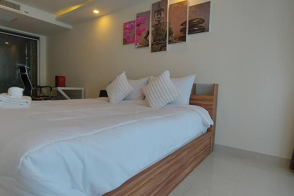 Grand Avenue, Luxury Suite, 72sqm Pool View With Lounge Area อพาร์ทเม้น Pattaya