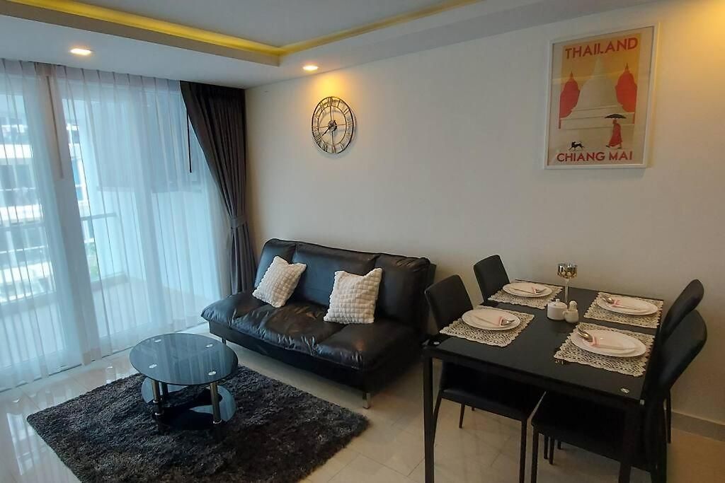 Grand Avenue, Luxury Suite, 72sqm Pool View With Lounge Area * Pattaya