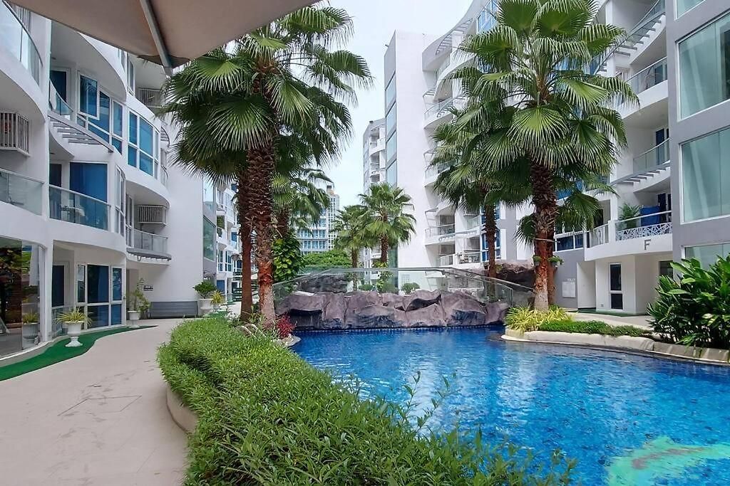 อพาร์ทเม้น Grand Avenue, Luxury Suite, 72sqm Pool View With Lounge Area Pattaya