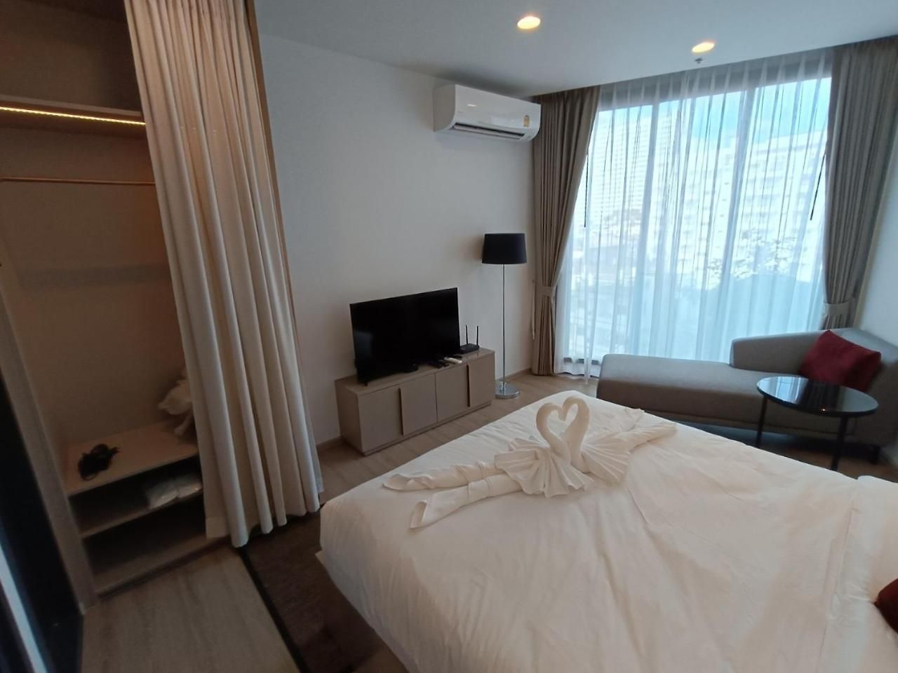 อพาร์ทเม้น Downtown Chic Rooftop Pool #en797